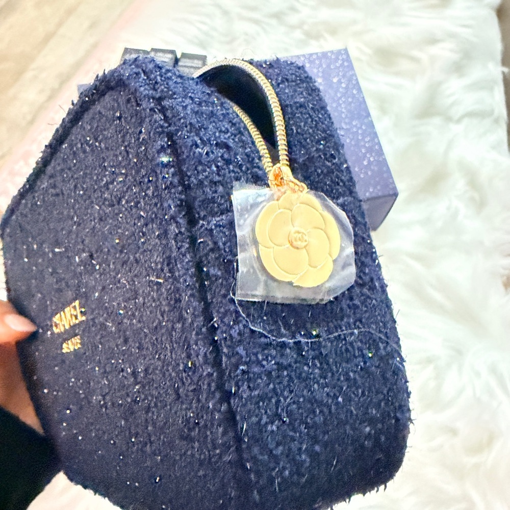 Chanel Holiday 2025 Eyes To Impress Set with Makeup Bag - Picture 9 of 12